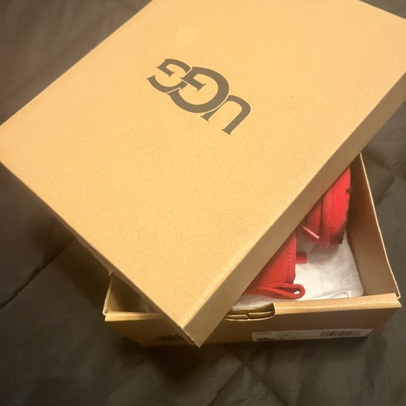 Toddler UGGs, a size 7 - Picture 2 of 3